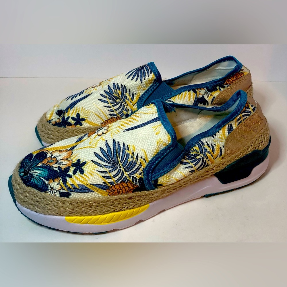 UUBARIS Women's Embroidered Floral Loafers Slip-On Sneakers Casual Size 7.5
